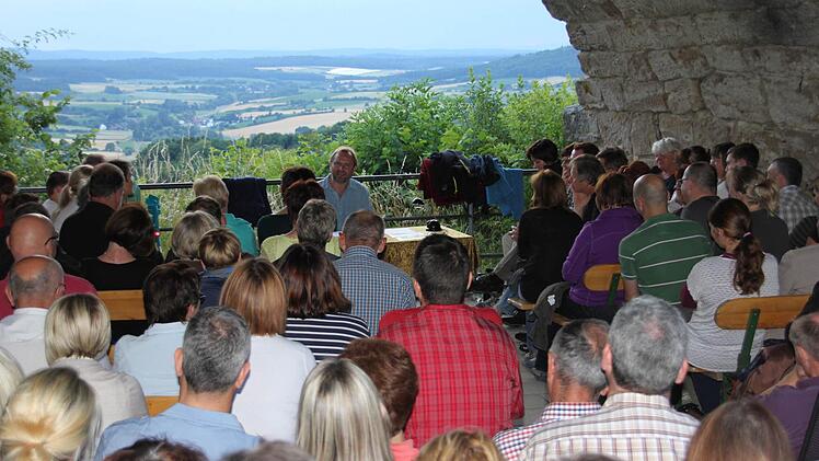 Lesung mit Weit- und Durchblick: Helmut Vorndran im Hochzeits-Gewölbe der Ruine Altenstein vor 100 Zuhörern. Foto: Ralf Kestel