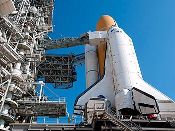 Das Spaceshuttle Discovery vor seinem letzten Flug. Die USA wollen wieder eigene Raumtransporter einsetzen. Foto: Gary Rothstein/dpa
