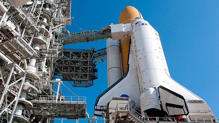 Das Spaceshuttle Discovery vor seinem letzten Flug. Die USA wollen wieder eigene Raumtransporter einsetzen. Foto: Gary Rothstein/dpa