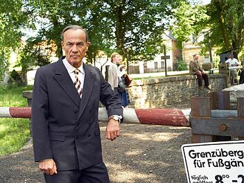 Der Schauspieler Heiner Lauterbach posiert in der Rolle des Gutsbesitzers Georg von Striesow bei Dreharbeiten des ZDF-Dreiteilers "Tannbach - Schicksal eines Dorfes". Foto: Michael Heitmann/dpa