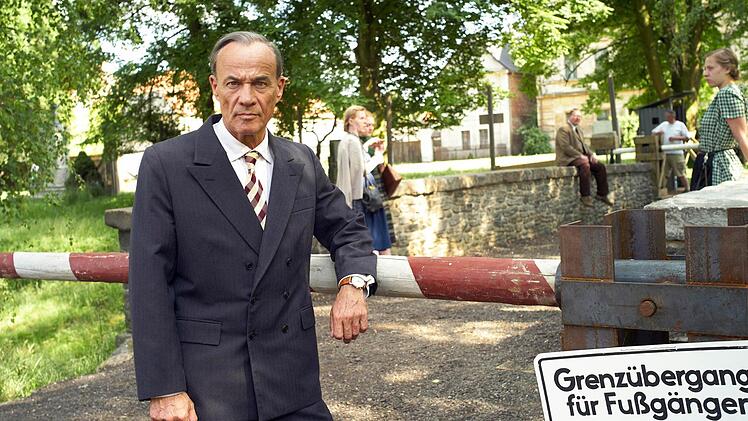 Der Schauspieler Heiner Lauterbach posiert in der Rolle des Gutsbesitzers Georg von Striesow bei Dreharbeiten des ZDF-Dreiteilers "Tannbach - Schicksal eines Dorfes". Foto: Michael Heitmann/dpa