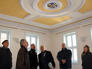 Voll des Lobes waren Vertreter des Landesamts für Denkmalpflege bei der Besichtigung des zukünftigen Gästehauses des Pörtnerhofs.Von rechts: Linda Ketterer, Dr. Martin Brandl, Siegfried Roos, Martin Burgsmüller, Ingo Rickhaus und Ralph Wöhner.. Fotos: Bettina Knauth