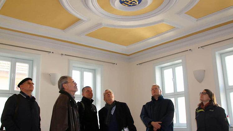 Voll des Lobes waren Vertreter des Landesamts für Denkmalpflege bei der Besichtigung des zukünftigen Gästehauses des Pörtnerhofs.Von rechts: Linda Ketterer, Dr. Martin Brandl, Siegfried Roos, Martin Burgsmüller, Ingo Rickhaus und Ralph Wöhner.. Fotos: Bettina Knauth