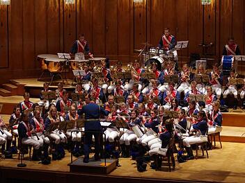 Beim Gemeinschaftskonzert des Jugendmusikkorps und der Egerländer Blasmusik bekam das Publikum beides geboten: moderne und traditionelle Stilrichtungen.  Foto: Klaus Werner