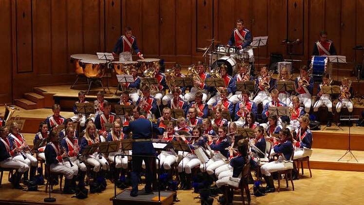Beim Gemeinschaftskonzert des Jugendmusikkorps und der Egerländer Blasmusik bekam das Publikum beides geboten: moderne und traditionelle Stilrichtungen.  Foto: Klaus Werner