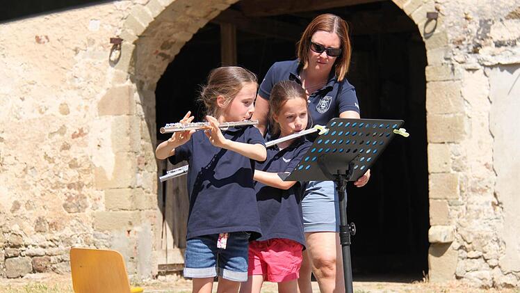Die Zwillinge Marielle und Chiara lernen auch seit einem Jahr Querflöte. Foto: Martina Straub
