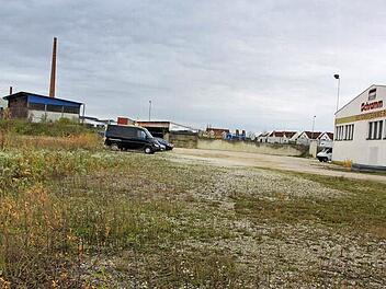 Auf diesem Gelände an der Oberauer Straße möchte der Bauunternehmer Martin Schramm eine Asylbewerberunterkunft bauen. Der Staffelsteiner Stadtrat hatte das Vorhaben im Dezember 2014 vor allem wegen immissionsschutzrechtlichen Gründen abgelehnt, weil das Holzhackschnitzel-Kraftwerk (im Bild links) zu nahe liegt. Foto: Matthias Einwag