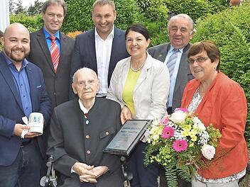 Baptist Hempfling wurde f&uuml;r 70-j&auml;hrige Treue zur CSU mit Dankesworten und Gl&uuml;ckw&uuml;nschen &uuml;berh&auml;uft. Vorne von links: Jonas Geissler (stellv. CSU-Ortsvorsitzender), Baptist Hempfling, Angela Hofmann (CSU-Ortsvorsitzende und Zweite B&uuml;rgermeisterin), Mathilde Hutzl (stellv. Ortsvorsitzende), hinten von links B&uuml;rgermeister Klaus L&ouml;ffler, Kreisvorsitzender MdL J&uuml;rgen Baumg&auml;rtner und Ehrenvorsitzender Heinz Hausmann  Foto: K.- H. Hofmann