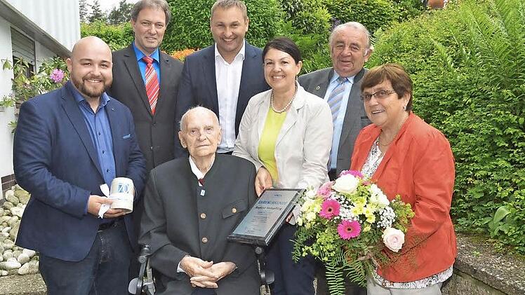 Baptist Hempfling wurde f&uuml;r 70-j&auml;hrige Treue zur CSU mit Dankesworten und Gl&uuml;ckw&uuml;nschen &uuml;berh&auml;uft. Vorne von links: Jonas Geissler (stellv. CSU-Ortsvorsitzender), Baptist Hempfling, Angela Hofmann (CSU-Ortsvorsitzende und Zweite B&uuml;rgermeisterin), Mathilde Hutzl (stellv. Ortsvorsitzende), hinten von links B&uuml;rgermeister Klaus L&ouml;ffler, Kreisvorsitzender MdL J&uuml;rgen Baumg&auml;rtner und Ehrenvorsitzender Heinz Hausmann  Foto: K.- H. Hofmann