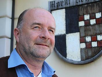 Uehlfelds Bürgermeister Werner Stöcker kann sich vermutlich im Wahlkampf eher zurücklehnen. Denn es findet sich wohl kein anderer Kandidat für die Bürgermeisterwahl im September. Foto: Christian Bauriedel