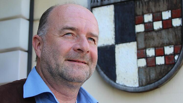 Uehlfelds Bürgermeister Werner Stöcker kann sich vermutlich im Wahlkampf eher zurücklehnen. Denn es findet sich wohl kein anderer Kandidat für die Bürgermeisterwahl im September. Foto: Christian Bauriedel
