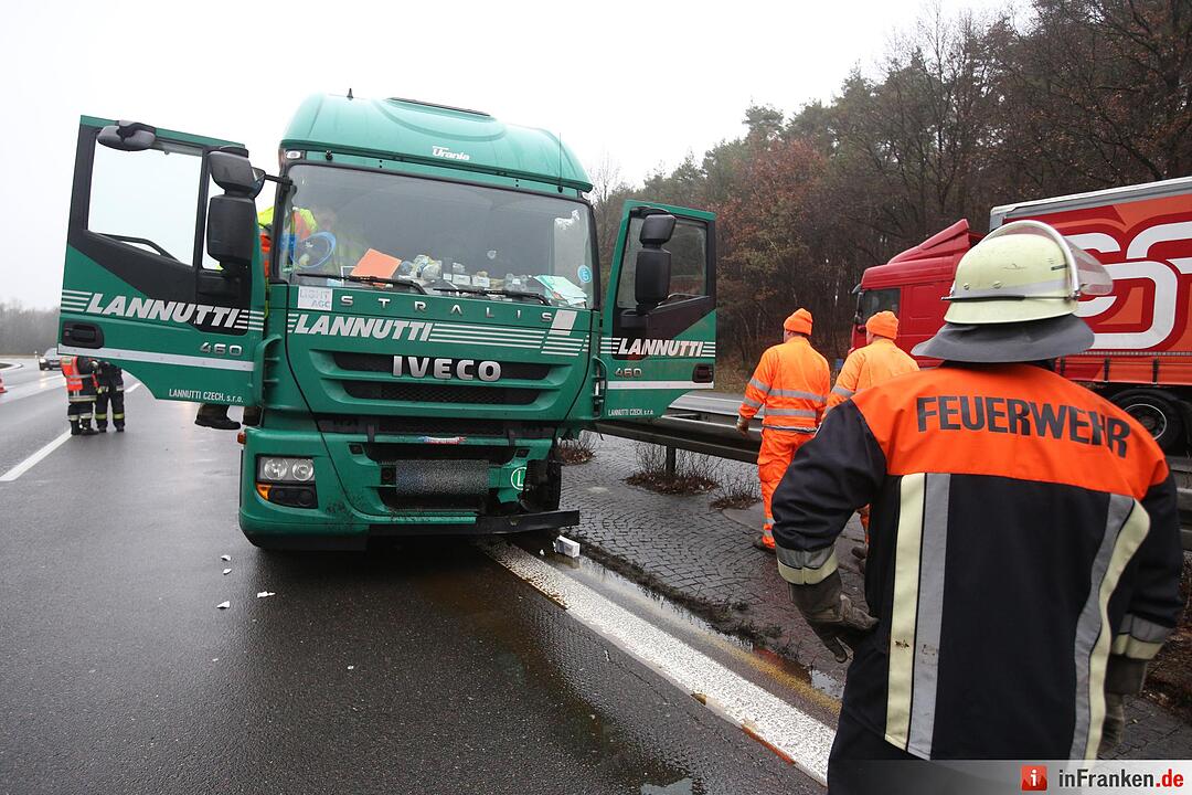 Kilometerlange Staus nach Lkw-Unfall auf der A3 - Fahrer erleidet wŠhrend Fahrt Herzinfarkt