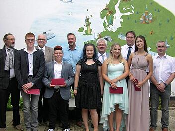 Das sind die erfolgreichsten Absolventen der Klasse 10M mit Lehrkräften und Ehrengästen, links: Klassenleiter Rudolf Holzheu. Foto: Klaus Oelzner