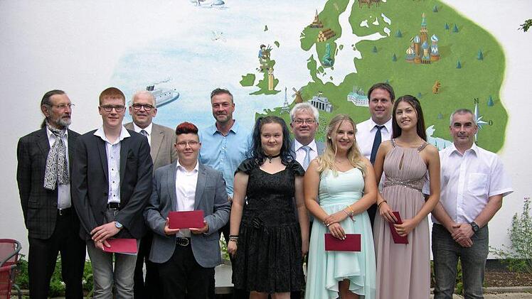 Das sind die erfolgreichsten Absolventen der Klasse 10M mit Lehrkräften und Ehrengästen, links: Klassenleiter Rudolf Holzheu. Foto: Klaus Oelzner