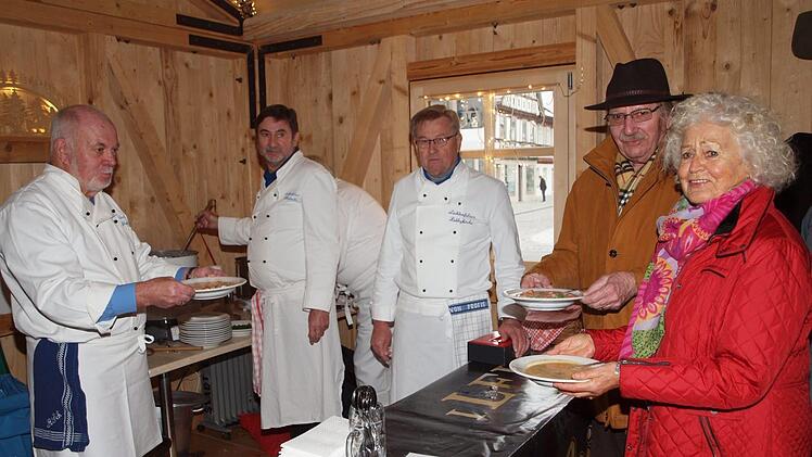 Die von den Lichtenfelser Hobbyköchen angebotene fränkische Kartoffelsuppe fand reißenden Absatz. Alfred Thieret
