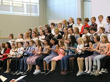Die Stars der Jubiläumsveranstaltung waren musisch und  sportlich begabte Schüler - hier der Unterstufenchor des Markgraf-Georg-Friedrich-Gymnasiums. Foto: Stephan Tiroch