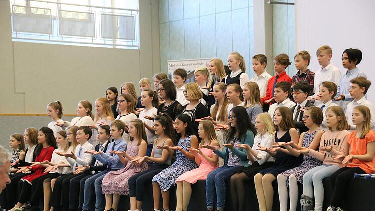 Die Stars der Jubiläumsveranstaltung waren musisch und  sportlich begabte Schüler - hier der Unterstufenchor des Markgraf-Georg-Friedrich-Gymnasiums. Foto: Stephan Tiroch