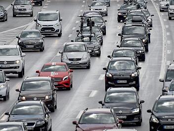 Am Autobahnkreuz Erlangen-Fprth kommt es zu erheblichen Verkehrsbehinderungen. Symbolbild: Axel Heimken/dpa