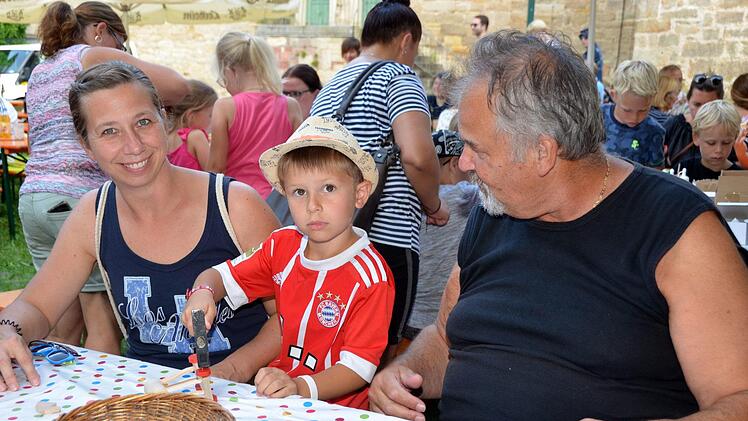 Familie Fehr aus Lauter mit Enkel Lorenz beim "Pferdebasteln".Peter Rauch