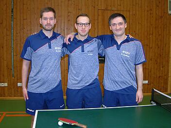 Westoberfränkischer Pokalsieger bei den Bezirksligisten wurde der TTC Lettenreuth. Unser Bild zeigt das erfolgreiche Team mit Christian Lutter, Manuel Bojer und Christopher Sandberg (von links).  Fotos: Hans Franz
