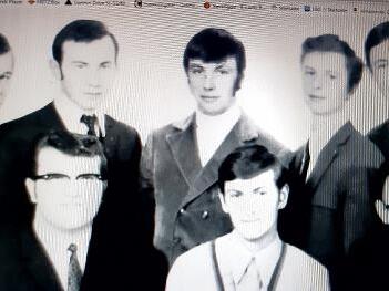 Beim Klassentreffen gab es dieses Erinnerungsfoto. Hinten von links: Hubert Karger, Wolfgang Kuschal, Manfred Sch&uuml;bel, Heinrich Kotschenreuther; vorne von links: Karlheinz Sch&auml;ck, Helmut Purucker und Klaus Scherbel. Unten: Foto aus dem Jahr 1969 nach bestandener Gesellenpr&uuml;fung. Hinten von links: Hubert Karger, Wolfgang Kuschal, Klaus Scherbel, Manfred Sch&uuml;bel, Heinrich Kotschenreuther; vorne von links: Felix Dacio (verstorben), Karlheinz Sch&auml;ck und Helmut Purrucker.