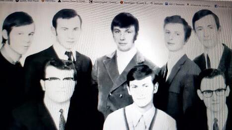 Beim Klassentreffen gab es dieses Erinnerungsfoto. Hinten von links: Hubert Karger, Wolfgang Kuschal, Manfred Sch&uuml;bel, Heinrich Kotschenreuther; vorne von links: Karlheinz Sch&auml;ck, Helmut Purucker und Klaus Scherbel. Unten: Foto aus dem Jahr 1969 nach bestandener Gesellenpr&uuml;fung. Hinten von links: Hubert Karger, Wolfgang Kuschal, Klaus Scherbel, Manfred Sch&uuml;bel, Heinrich Kotschenreuther; vorne von links: Felix Dacio (verstorben), Karlheinz Sch&auml;ck und Helmut Purrucker.
