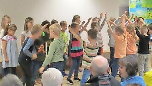 Seniorinnen und Senioren aus der Marktgemeinde Wartmannsroth waren zu einem Oma- und Opatag in der Grundschule eingeladen, wo die Kinder viele Vorträge vorbereitet hatten.