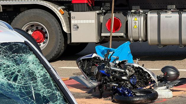 T&ouml;dlicher Motorradunfall in Hilpoltstein: Autofahrer &uuml;bersieht Motorradfahrerin - tot