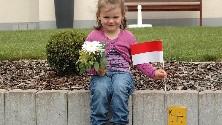Emily schaut vom Straßenrand aus zu.