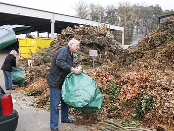 Roland Lorenz aus Hemhofen entsorgt regelmäßig seine Gartenabfälle auf der Deponie in Medbach.   Fotos: Andreas Dorsch