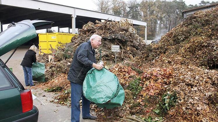 Roland Lorenz aus Hemhofen entsorgt regelmäßig seine Gartenabfälle auf der Deponie in Medbach.   Fotos: Andreas Dorsch