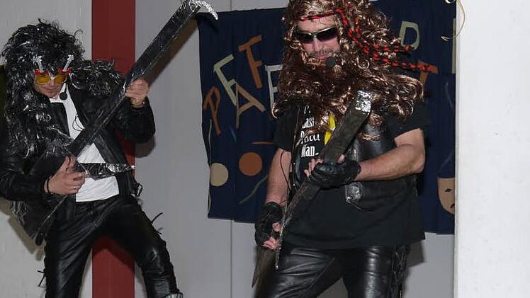 Als wilde Rocker auf der Bühne Rainer Nöller und Hubertus Hornung.