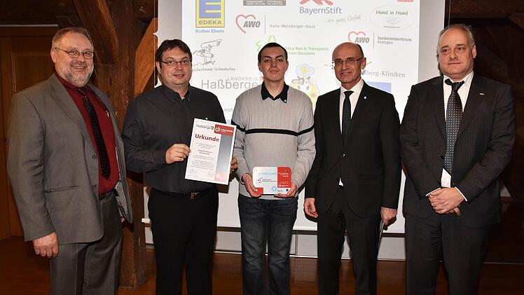 Zu den 15 Unternehmern, die mit dem Qualitätssiegel "Mensch inklusive" ausgezeichnet wurden, gehört auch Malermeister Holger Helas von der "Teppichscheune" in Uchenhofen. Unser Bild zeigt (von links) den Projektleiter Peter Pratsch, Holger Helas, seinen Mitarbeiter Julian Ziehr, Landrat Wilhelm Schneider und Martin Groove, Leiter der Lebenshilfe Schweinfurt.