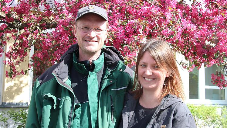 Frank Neuner und Michaela Weishaupt haben unterirdische Pläne: Sie wollen sich ein Erdhügelhaus bauen.  Foto: Christian Bauriedel