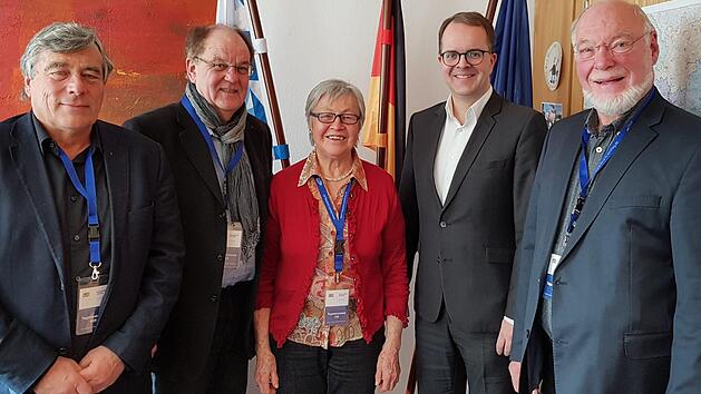 Die SPD ist mit an Bord. Das versicherte Markus Rinderpacher (Zweiter von rechts) der Delegation  der "Allianz gegen Stra&szlig;enausbaubeitrag in Bayern" mit J&uuml;rgen M&uuml;ller, J&uuml;rgen  Jordan, Rosemarie Brosig und Rainer Kalwait.privat