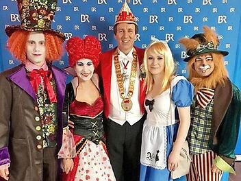 Alice im Wunderland - mit Marco Anderlik in Veitshöchheim. Von links der verrückte Hutmacher Frank Höhn, die Herzkönigin Carina Höhn, Alice Tamara Wachter und der Märzhase Sven Schuster Foto: pr