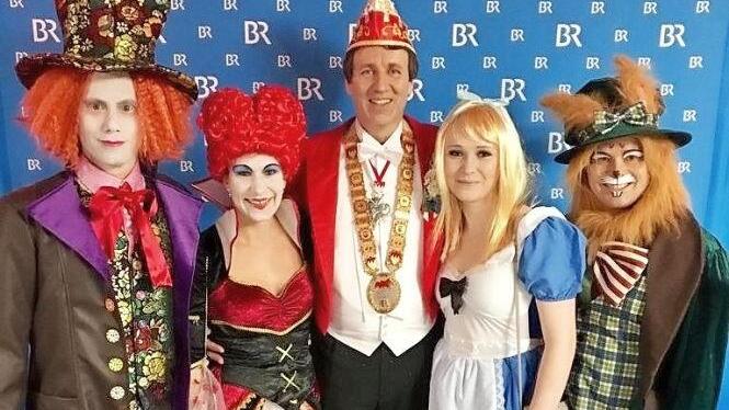 Alice im Wunderland - mit Marco Anderlik in Veitshöchheim. Von links der verrückte Hutmacher Frank Höhn, die Herzkönigin Carina Höhn, Alice Tamara Wachter und der Märzhase Sven Schuster Foto: pr