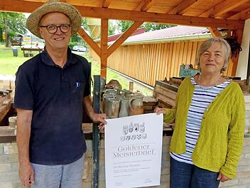 Am Ofen des Thurnauer Töpfermuseums überreichte Landesinnungs-Obermeisterin Edith Memmel den Goldenen Meisterbrief an Wolfgang Knapp aus Trebgast. Foto: Dieter Hübner