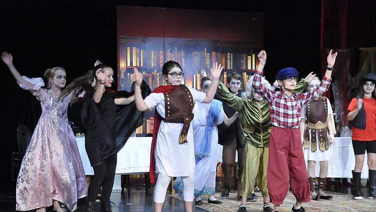 Ballettszenen der jungen Künstler lockerten auf. Foto: Peter Klopf