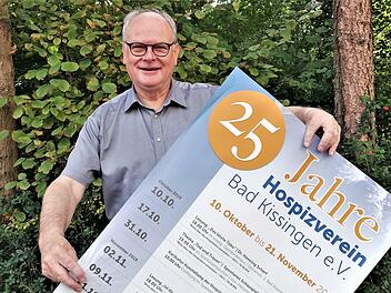 Vereinsvorsitzender Reinhard Höhn zeigt das Jubiläumsplakat voller Veranstaltungen zum 25-jährigen Bestehen des Kissinger Hospizvereins. Foto: Sigismund von Dobschütz