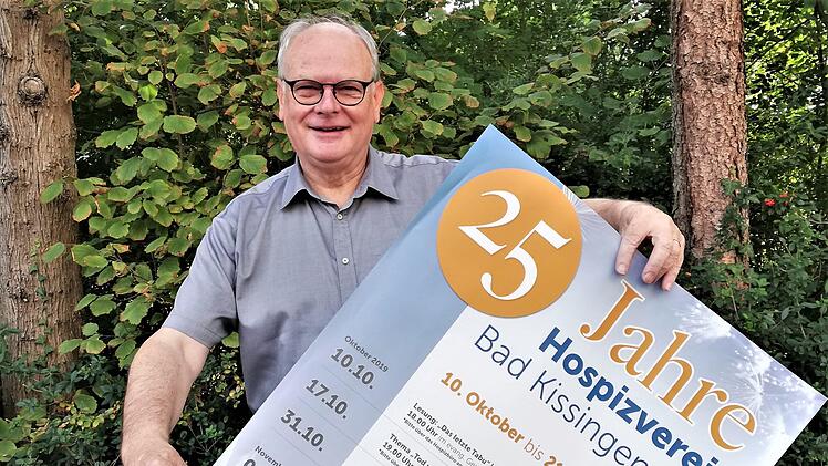Vereinsvorsitzender Reinhard Höhn zeigt das Jubiläumsplakat voller Veranstaltungen zum 25-jährigen Bestehen des Kissinger Hospizvereins. Foto: Sigismund von Dobschütz