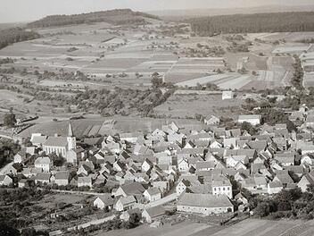 Dieses Luftbild stammt etwa aus dem Jahr 1950, lange vor dem Bau der Autobahn. Foto: Archiv Edwin Heinlein