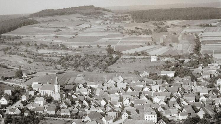 Dieses Luftbild stammt etwa aus dem Jahr 1950, lange vor dem Bau der Autobahn. Foto: Archiv Edwin Heinlein