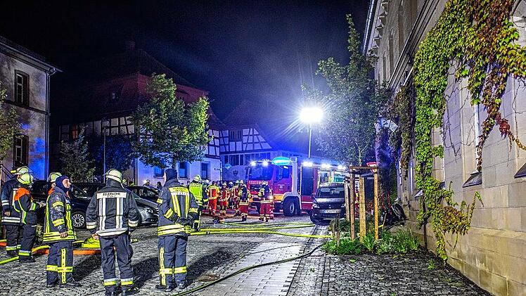 Unbekannte sprengen Geldautomat: Bankfiliale geht daraufhin in Flammen auf