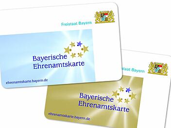 So sieht sie aus, die Bayerische Ehrenamtskarte, in Blau und in Gold. Foto: p
