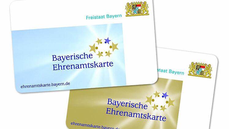 So sieht sie aus, die Bayerische Ehrenamtskarte, in Blau und in Gold. Foto: p