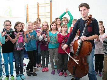 Der "Marsch für Kinder" ist nicht gerade ein Schlaflied. Zur Musik darf gestampft und geklatscht werden. Fotos: Evi Seeger