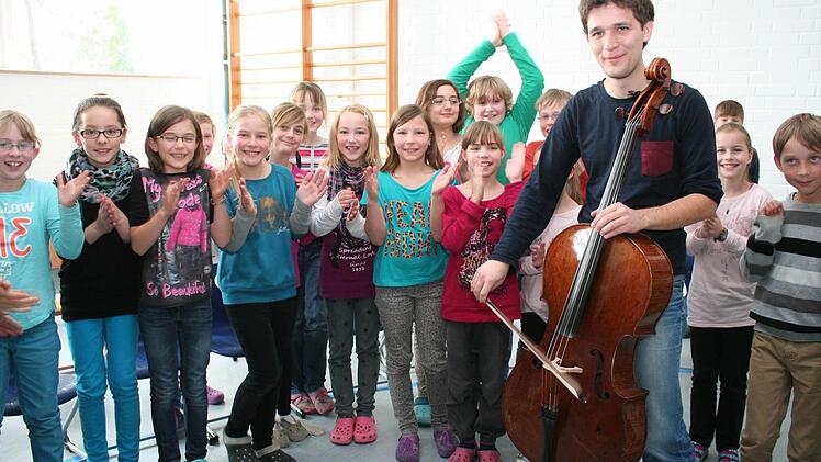 Der "Marsch für Kinder" ist nicht gerade ein Schlaflied. Zur Musik darf gestampft und geklatscht werden. Fotos: Evi Seeger