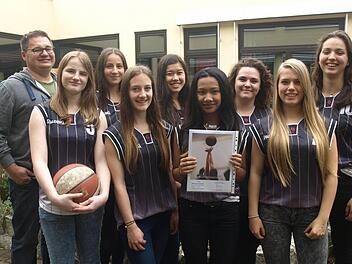 Nordbayerischer Meister der Altersklasse III/2 im Basketball wurde die Mittelschule Oerlenbach. Unser Foto zeigt das erfolgreiche Team mit (von links) Lehrer Thomas Lenz, Elisabeth Vollmann, Hanna Kuhn, Lara Zwirlein, Luisa Vogel, Sokna Peters, Emma Erhard, Jennifer Beck und Olivia Stichler.  Foto: Stefan Geiger