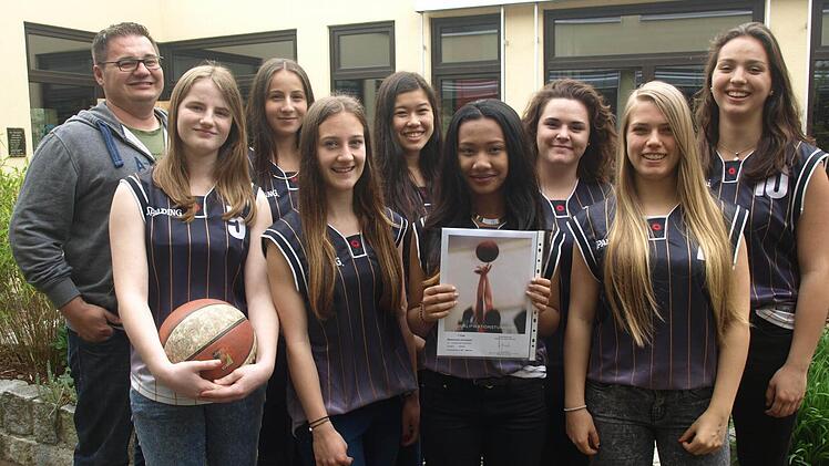Nordbayerischer Meister der Altersklasse III/2 im Basketball wurde die Mittelschule Oerlenbach. Unser Foto zeigt das erfolgreiche Team mit (von links) Lehrer Thomas Lenz, Elisabeth Vollmann, Hanna Kuhn, Lara Zwirlein, Luisa Vogel, Sokna Peters, Emma Erhard, Jennifer Beck und Olivia Stichler.  Foto: Stefan Geiger